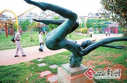 購物公園現(xiàn)裸體雕塑 大尺度不忍直視節(jié)操碎一地